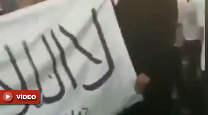 Ayasofya'da Taliban'ın kullandığı Tevhid bayrağı açarak tekbir getirdiler
