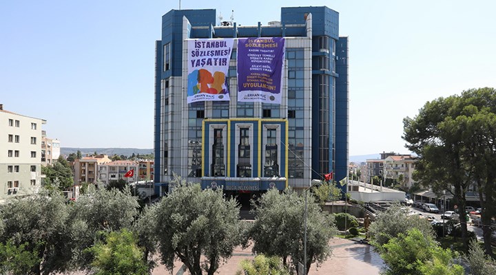 Buca Belediyesi’nden “İstanbul Sözleşmesi Yaşatır” pankartı