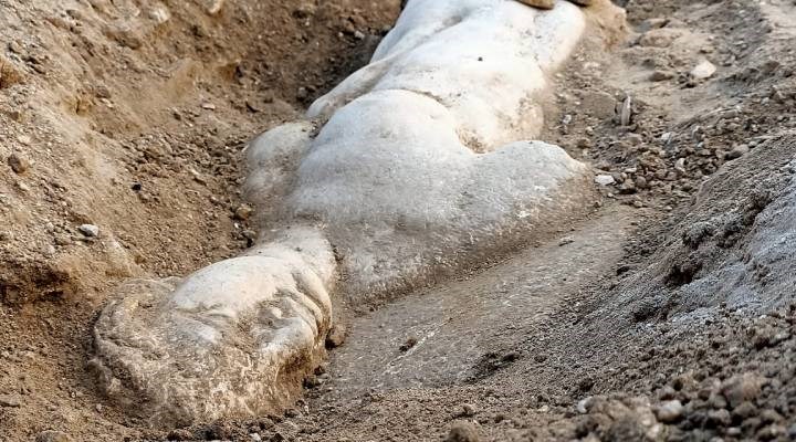 İzmir'de mitolojik karakter Satyros'un kabartması bulundu
