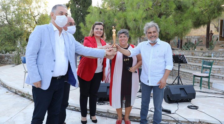 UKKSA, Yaşam Boyu Onur Ödülü’nü, Türkiye Kadın Dernekleri Federasyonu Başkanı’na verdi