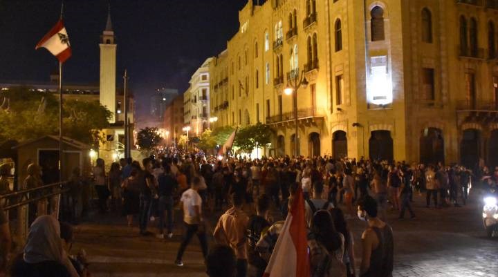 Beyrut’ta öfke büyüyor: Hükümetin istifa haberinden sonra parlamento binasına yürüyüş başladı