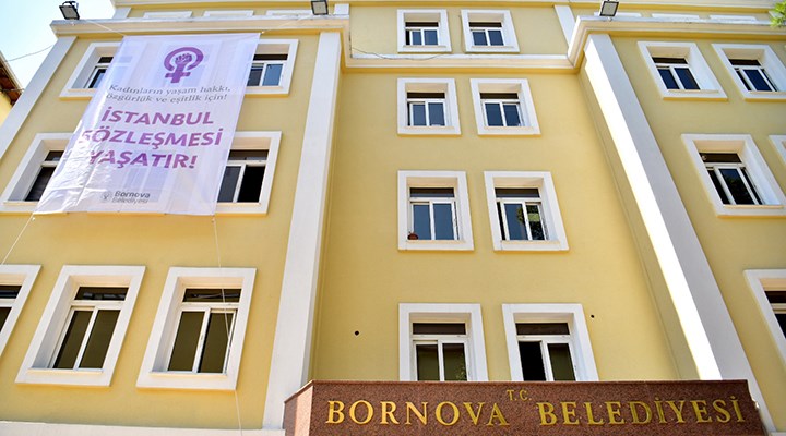 Bornova Belediyesi'ne 'İstanbul Sözleşmesi Yaşatır' pankartı