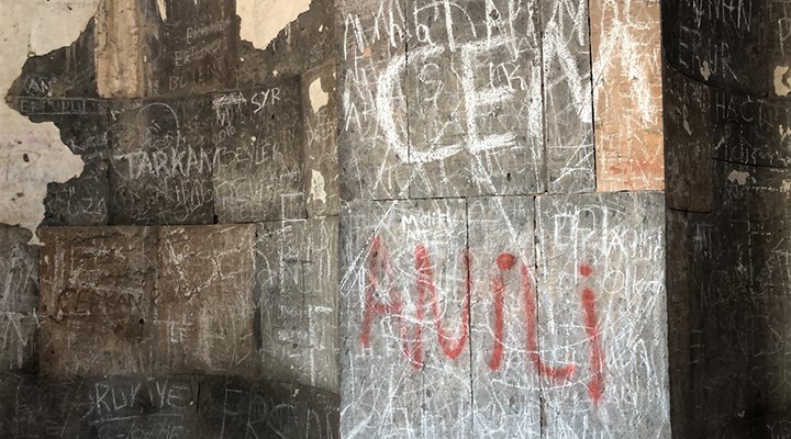 Ani'deki tarihi yapıtların duvarları, vandalların hedefi oldu