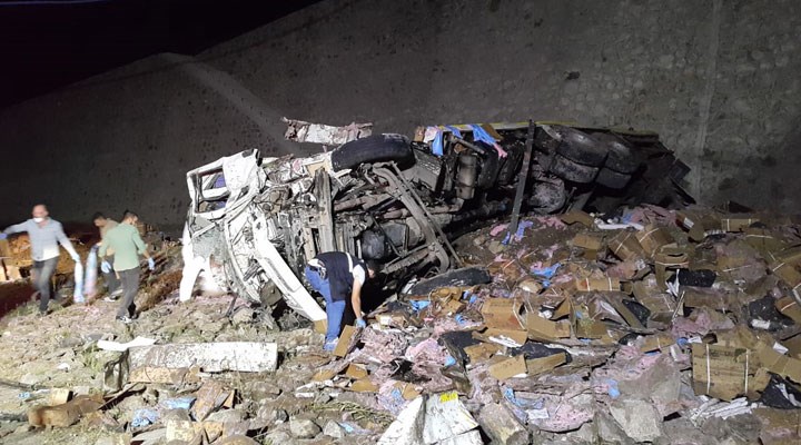 Erzurum'da dinamit yüklü kamyon devrildi: 2 can kaybı