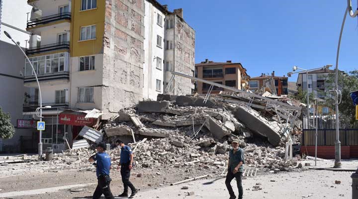 Malatya’da bir bina kontrollü olarak yıkıldı, yan binada ağır hasar oluştu