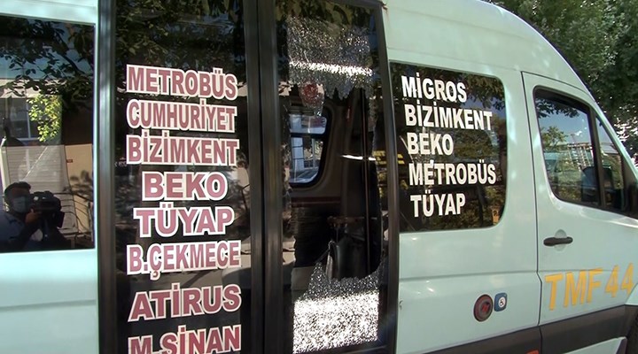 Esenyurt'ta minibüsten indirilen fazla yolcu yumruklayarak camı kırdı