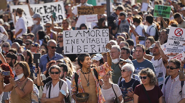 İspanya'da yüzlerce kişi koronavirüs önlemlerine karşı maskesiz yürüdü