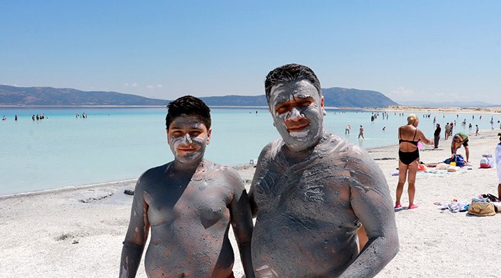 Burdur Valiliği duyurdu: Salda Gölü'nde çamur banyosu yasaklandı
