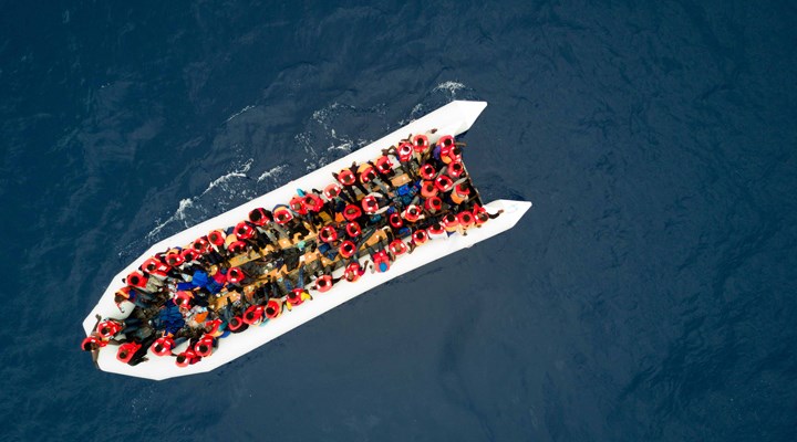 İtalya açıklarında mültecileri taşıyan bot alev aldı: 3 kişi yaşamını yitirdi