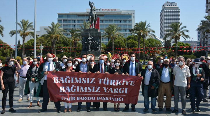 İzmir Barosu 'Cumhuriyet'e sahip çıkacağız' diyerek buluştu