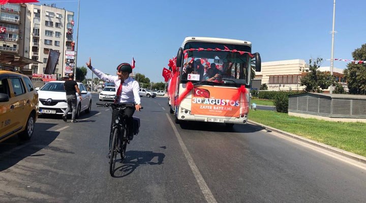 İzmir’de Zafer Bayramı: Tunç Soyer, yasağı bisikletiyle deldi