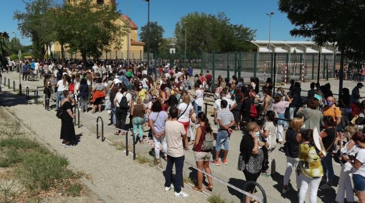 Madrid'de okul öncesi zorunlu tutulan Covid-19 testi için uzun kuyruk