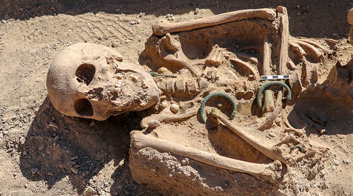 Van'da Urartular döneminde takılarıyla gömülmüş kadının mezarı ortaya çıkarıldı