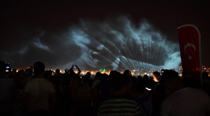 İzmir'de 9 Eylül kutlamaları ışık ve hologram gösterisiyle sona erdi