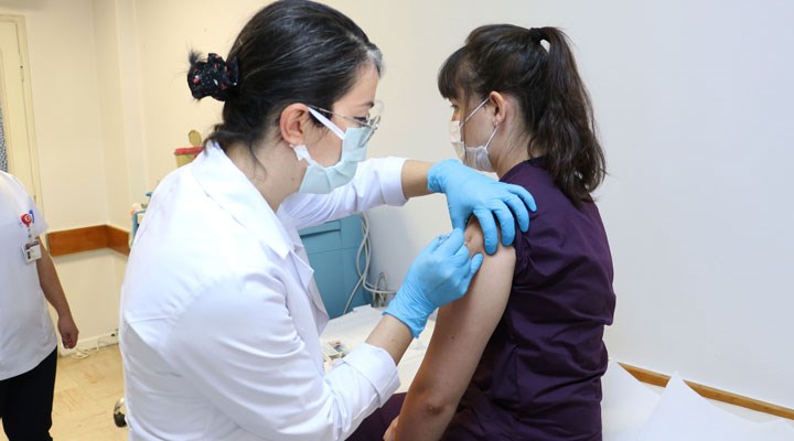 Türkiye’de ilk kez gönüllülere koronavirüs aşısı vuruldu