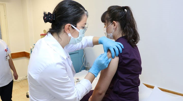 Türkiye’de ilk kez gönüllülere koronavirüs aşısı vurulmuştu: Prof. Dr. Gökova’dan yan etki açıklaması