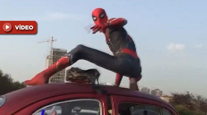 D-100 Karayolu'nda Spiderman sürprizi: ‘Kolay gelsin’ dedik, ‘Selamünaleyküm’ diye yanıt verdi