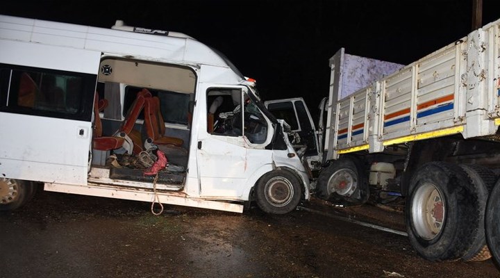 Orman işçilerini taşıyan minibüs ile kamyon çarpıştı: 15 yaralı