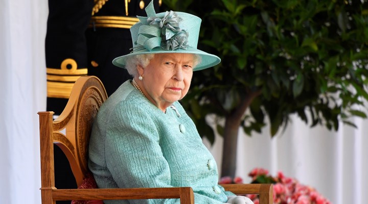 İngiltere Kraliçesi Elizabeth, büyük saray etkinliklerini yıl sonuna kadar iptal etti