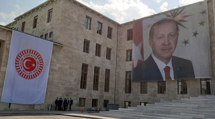 TBMM tarihinde bir ilk: Şeref Kapısı'na dev Erdoğan posteri!