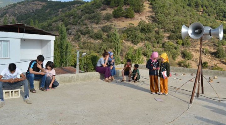 İnternet çekmeyen köyde öğrenciler cami damında ders yapıyor