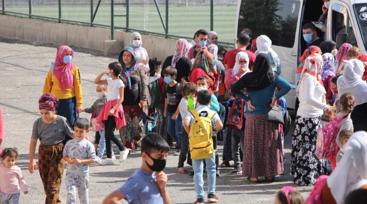 Diyarbakır'ın yoksul mahallesindeki okul boşaltıldı: Parası olana servis olmayana yol çilesi