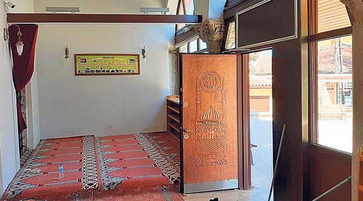 Bir restorasyon felaketi daha: 700 yıllık tarihi camiye kebapçı kapısı