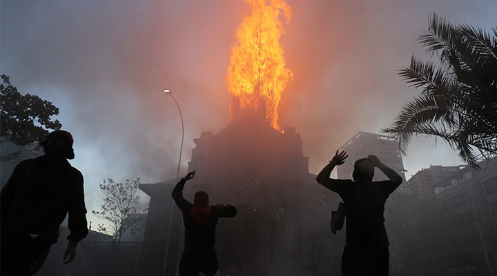 Şili'de Cunta Anayasası’nın reddedildiği gösterilerde iki kilise yandı, 18 polis yaralandı