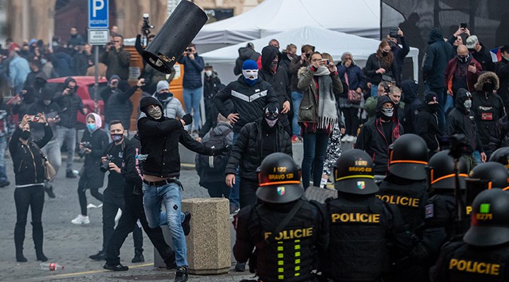 Prag'da koronavirüs tedbirlerini protesto eden taraftarlar polisle çatıştı