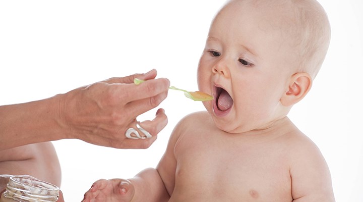 Biberonla beslenen bebekler, milyonlarca mikroplastik yutuyor