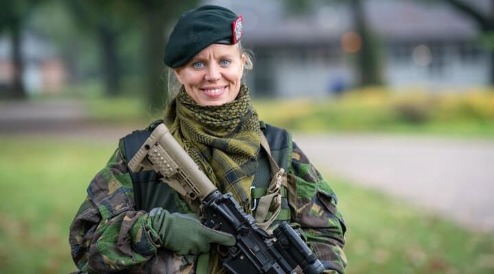 Hollanda'da askerlik kadınlara zorunlu hale getirildi