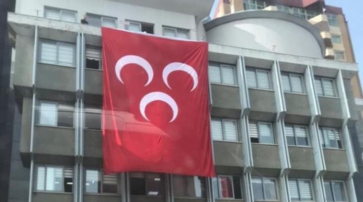 İYİ Parti’li belediye MHP bayrağı astı