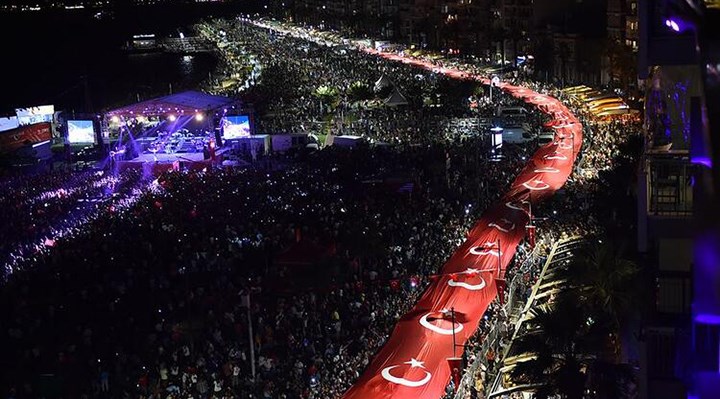 İzmir’de Cumhuriyet fener alayı yürüyüşüne Valilik izin vermedi