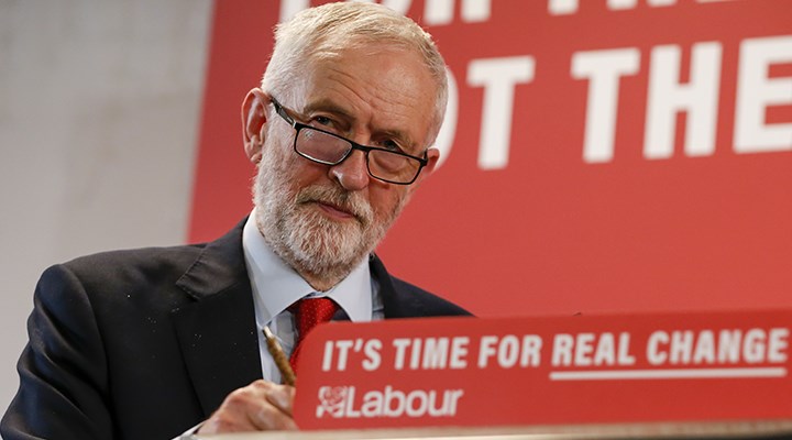İşçi Partisi’nin eski lideri Corbyn'nin parti üyeliği 'antisemitizm raporunun' ardından askıya alındı