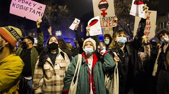 Kürtaj yasağına karşı  kadınlar ‘grev’de