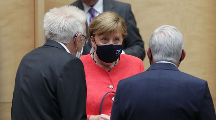 Merkel: Salgına karşı doğru bilgi, demokrasi ve insan yaşamı için önemli