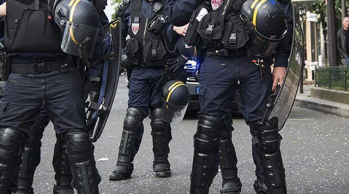 Fransa'da görevdeki polis ve jandarmanın görüntülerini paylaşmak yasaklanacak