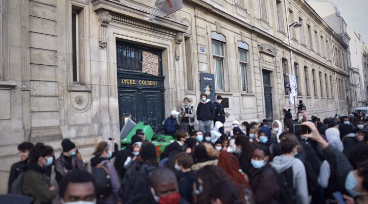 Paris'te salgın döneminde okulların açılmasını protesto eden lise öğrencileri polisle çatıştı