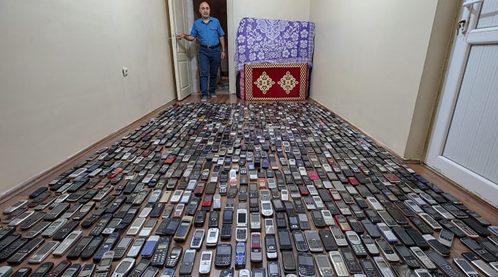 20 yılda bin cep telefonu biriktirdi