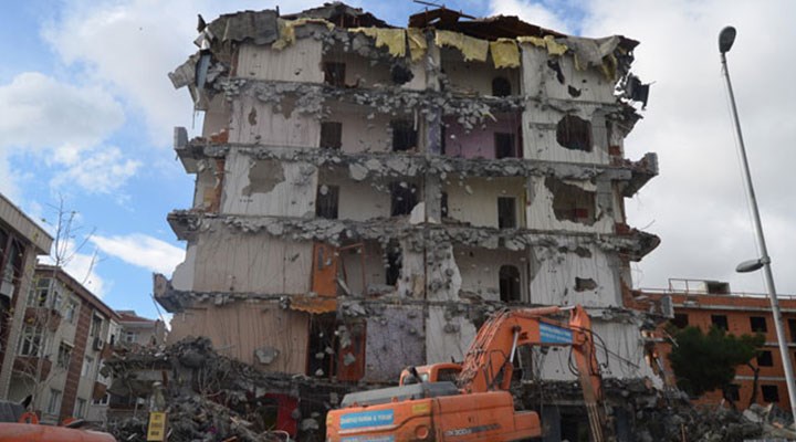 99 depreminde hasar gören 241 binanın yıkımı için son 1 ay