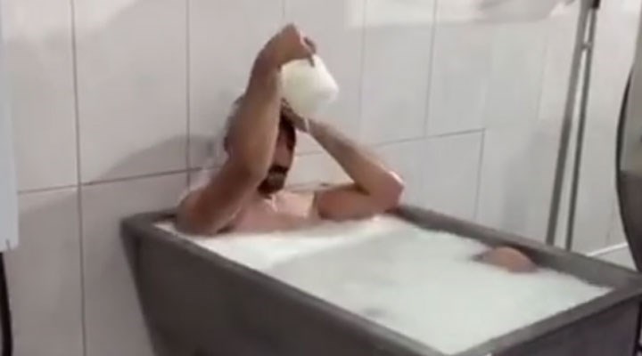Süt kazanında banyo yapan işçi: İç çamaşırım üstümdeydi