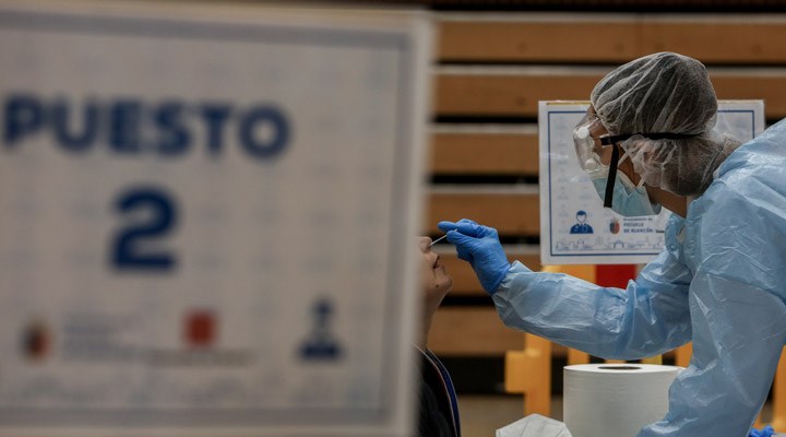 İspanya'ya PCR testi yaptırmadan gelenlere para cezası verilecek