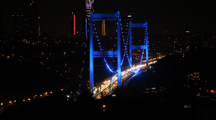 İstanbul'un köprüleri, diyabet hastalığı için aydınlatıldı