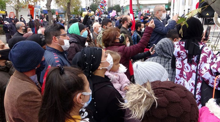 AKP’li belediyeden sosyal mesafesiz kurtuluş günü töreni