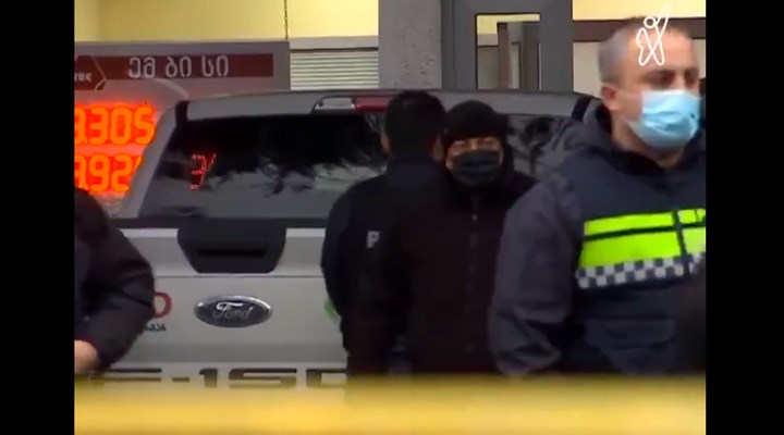 Gürcistan'da silahlı bir erkek, 9 kişiyi rehin aldı