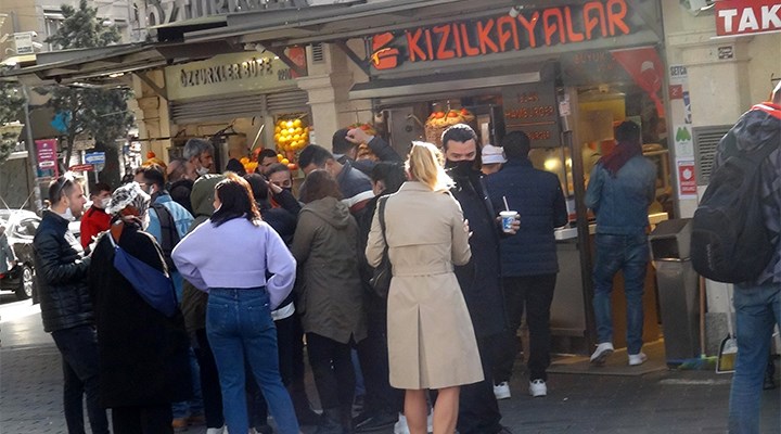 Taksim'de büfeler önünde sosyal mesafesiz yemek kalabalıkları