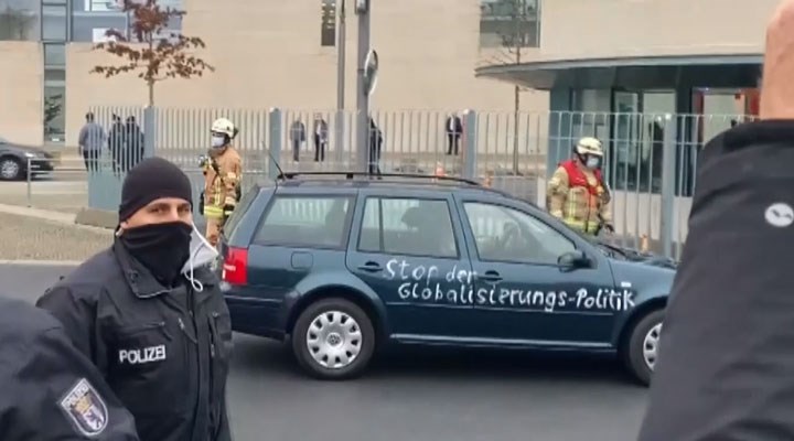 Almanya'da bir araba, Başbakanlık kapısına çarptı