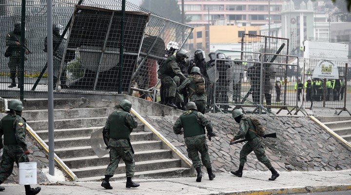 Ekvador İçişleri Bakanı, polisin protestoculara sert müdahalesi nedeniyle görevden alındı