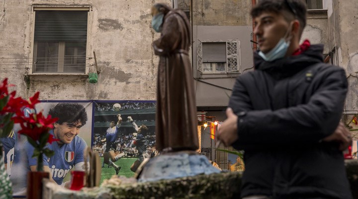 Fotoğraflarla: Napoli halkı, efsane futbolcu Maradona için yasta