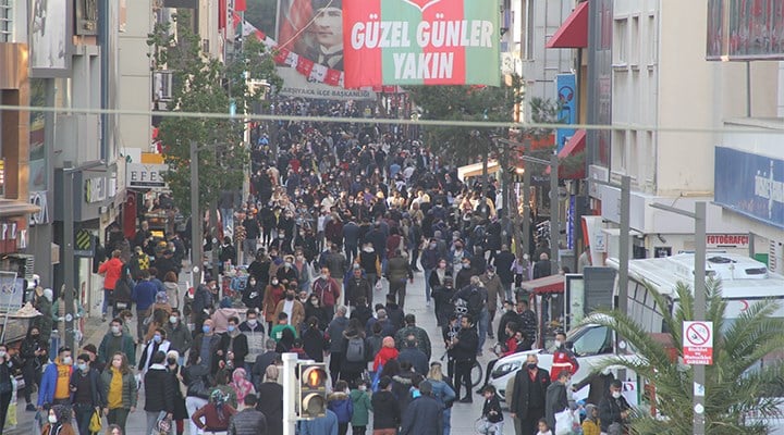 Vakaların arttığı İzmir'de hafta sonu kalabalığı
